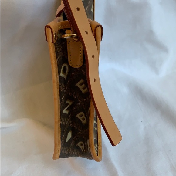 Super cute Dooney and Bourke Crossbody signature - Picture 3 of 8